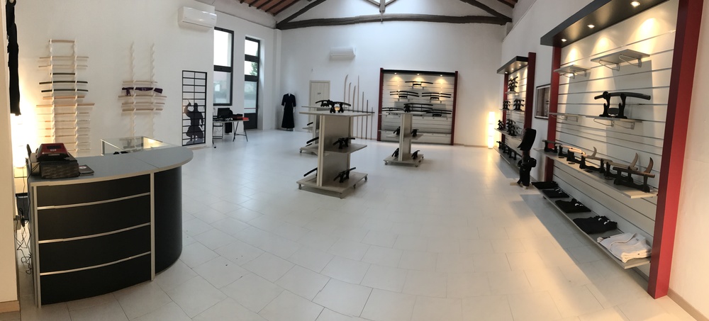 arredamento-negozio-con-pannelli-dogati Arredamento negozio fai da te